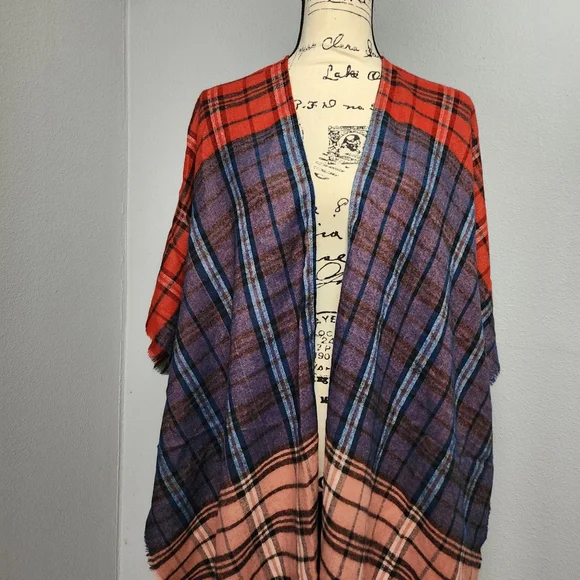 Do everything in love cape/poncho - Picture 6 of 10